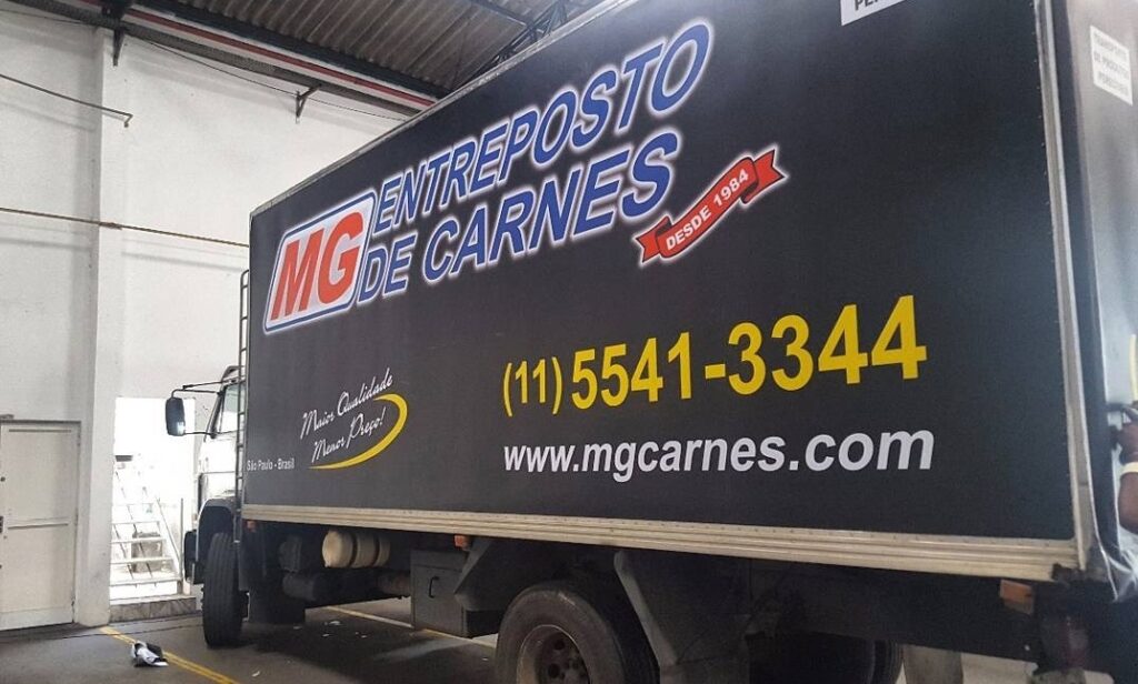 ADESIVAÇÃO E ENVELOPAMENTO DE CARRO
