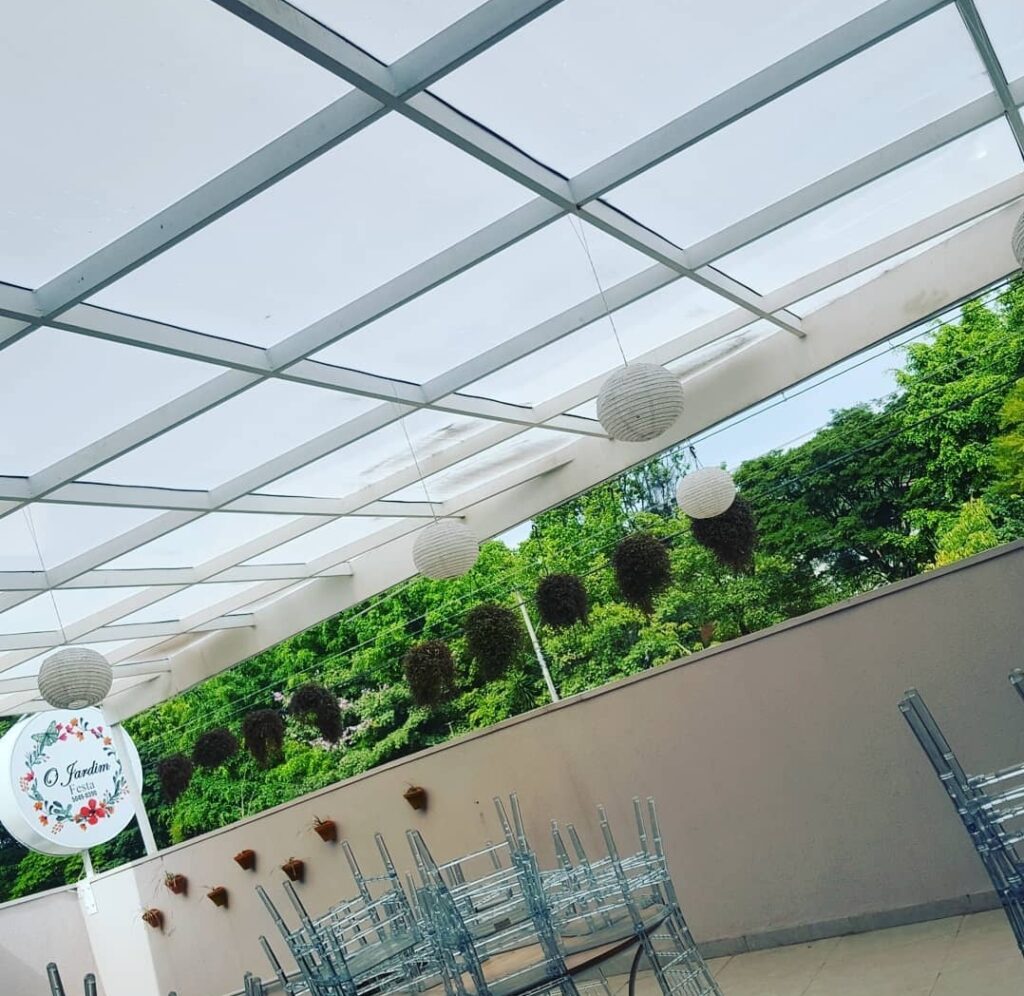 TOLDO E COBERTURA EM POLICARBONATO